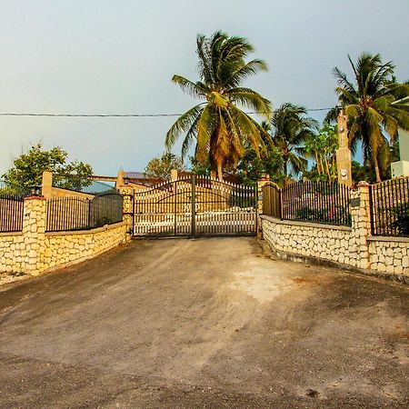 Sunshine Lodge: Your Home Away From Home Montego Bay Exterior photo