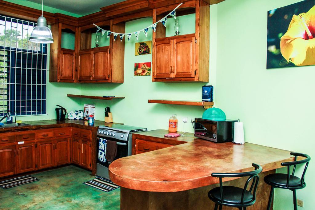 Sunshine Lodge: Your Home Away From Home Montego Bay Exterior photo